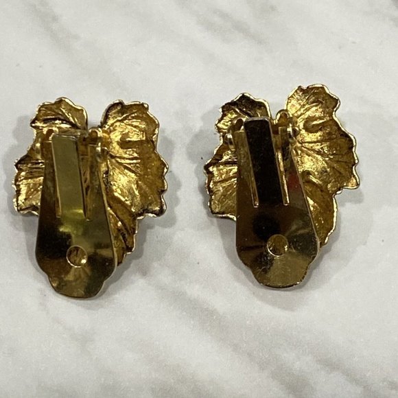 Vintage Clip On Earrings Leaf Brushed Gold Tone Faux Pearl 3/4” - Picture 5 of 12